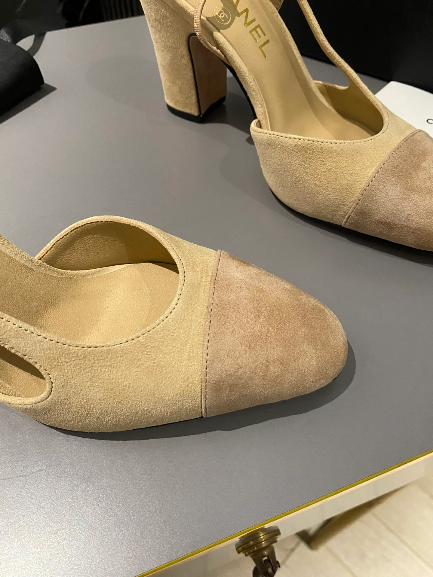 👟👟Ex-factory price 520👟👟 Purchase grade, high-heeled version, Chanel classic slingback sandals. We have been making this model for the past few years. This year, we will re-purchase the version and make a detailed copy again. I found that the upper lines and body comfort of the new version have been slightly adjusted! The brand won't say anything because the overall appearance difference is not big and it doesn't affect wearing. All colors now produced are produced according to the latest styles! What you buy is the latest classic model from the counter, made of imported mixed sheepskin surface material, imported mixed sheepskin, and Italian imported cowhide leather soles! High heels 9.5cm Size: 35-39 Other sizes can be customized (customized sizes 34, 40, 41, 42, 43 are non-refundable and non-exchangeable)